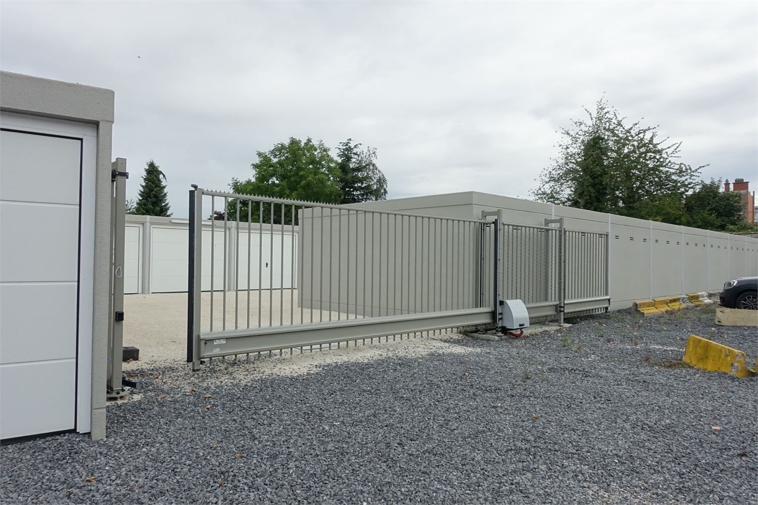 Te huur: Garageboxen te Sint-Rochus.(16m2) foto 2