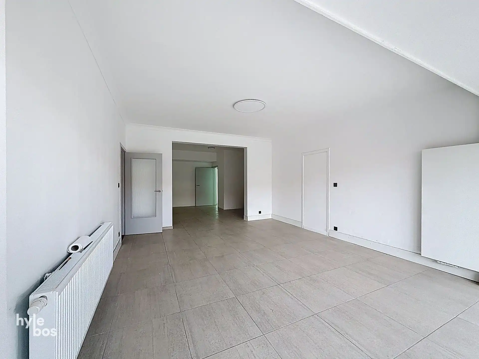 Uitzonderlijk groot gelijkvloers appartement met stadstuin en garage foto 6