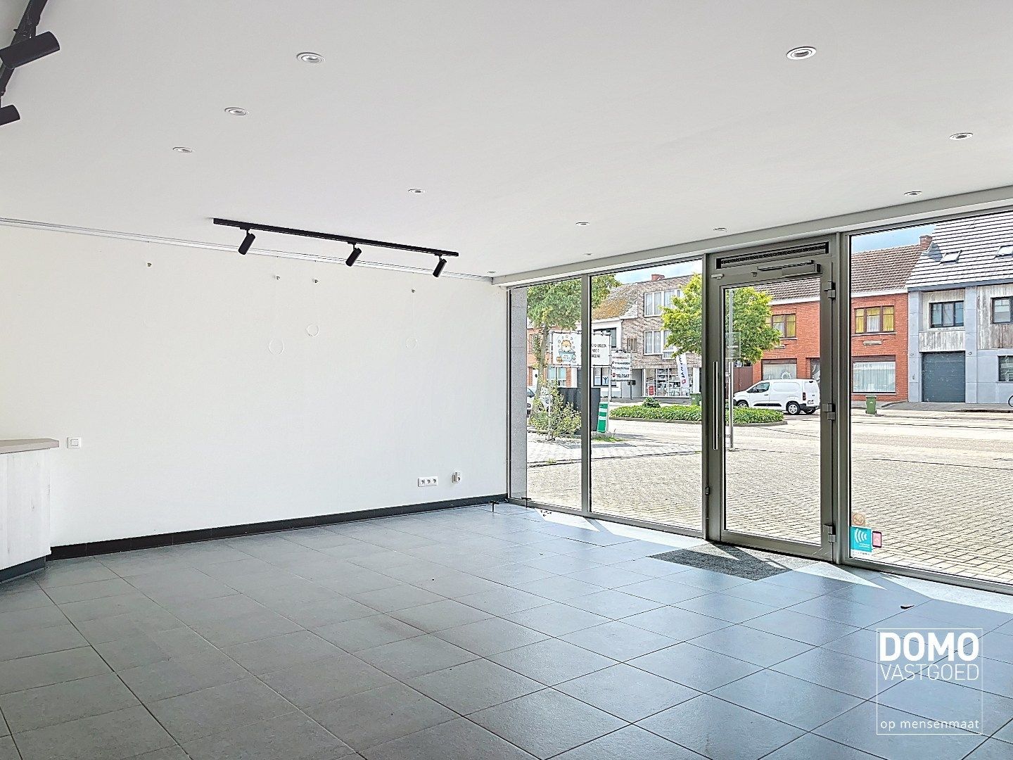 Commercieel gelegen handelspand met inclusief bovenliggend appartement te Kermt. foto 3