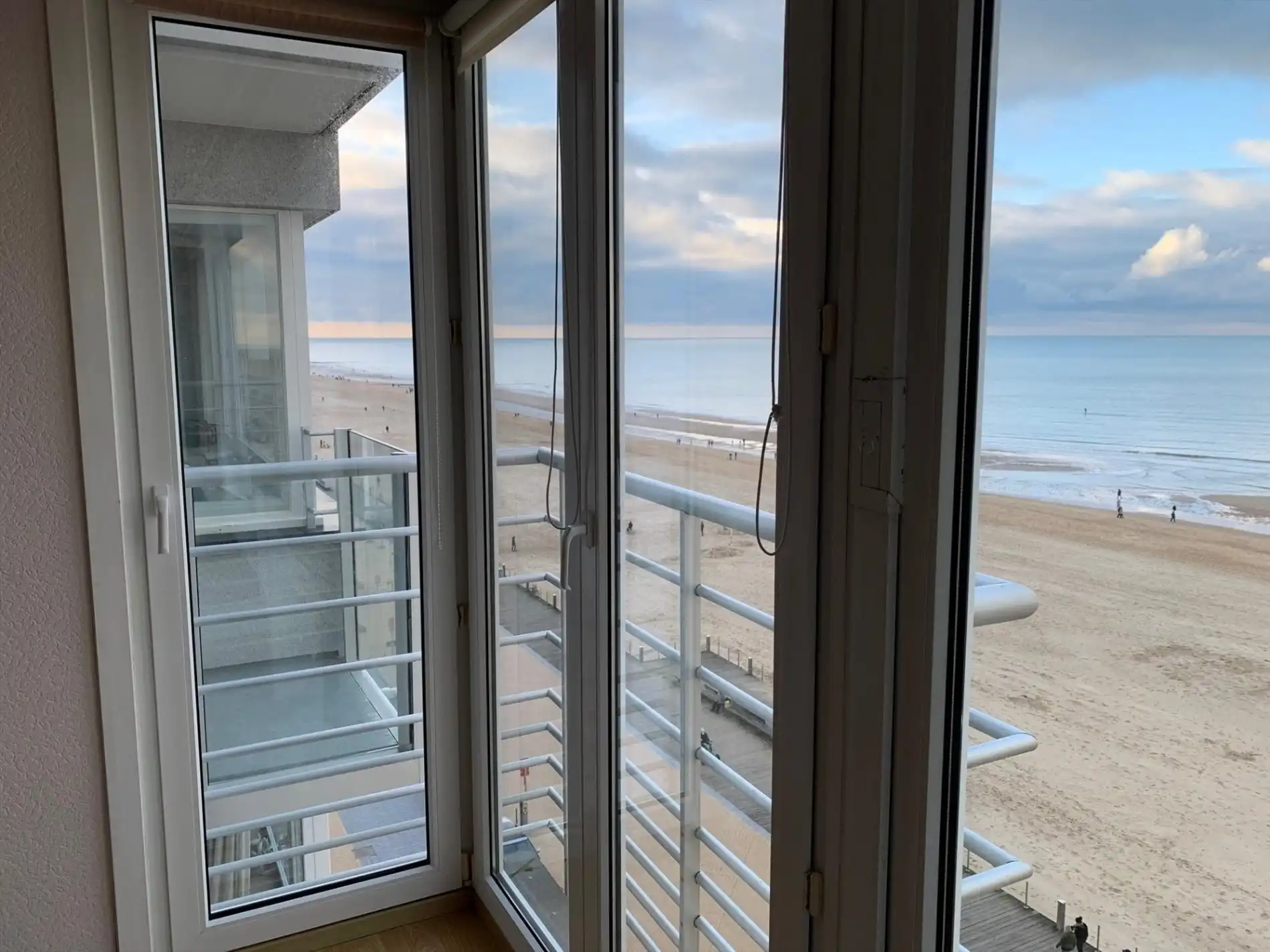 Ongemeubeld éénslaapkamer-appartement met frontaal zeezicht foto 5