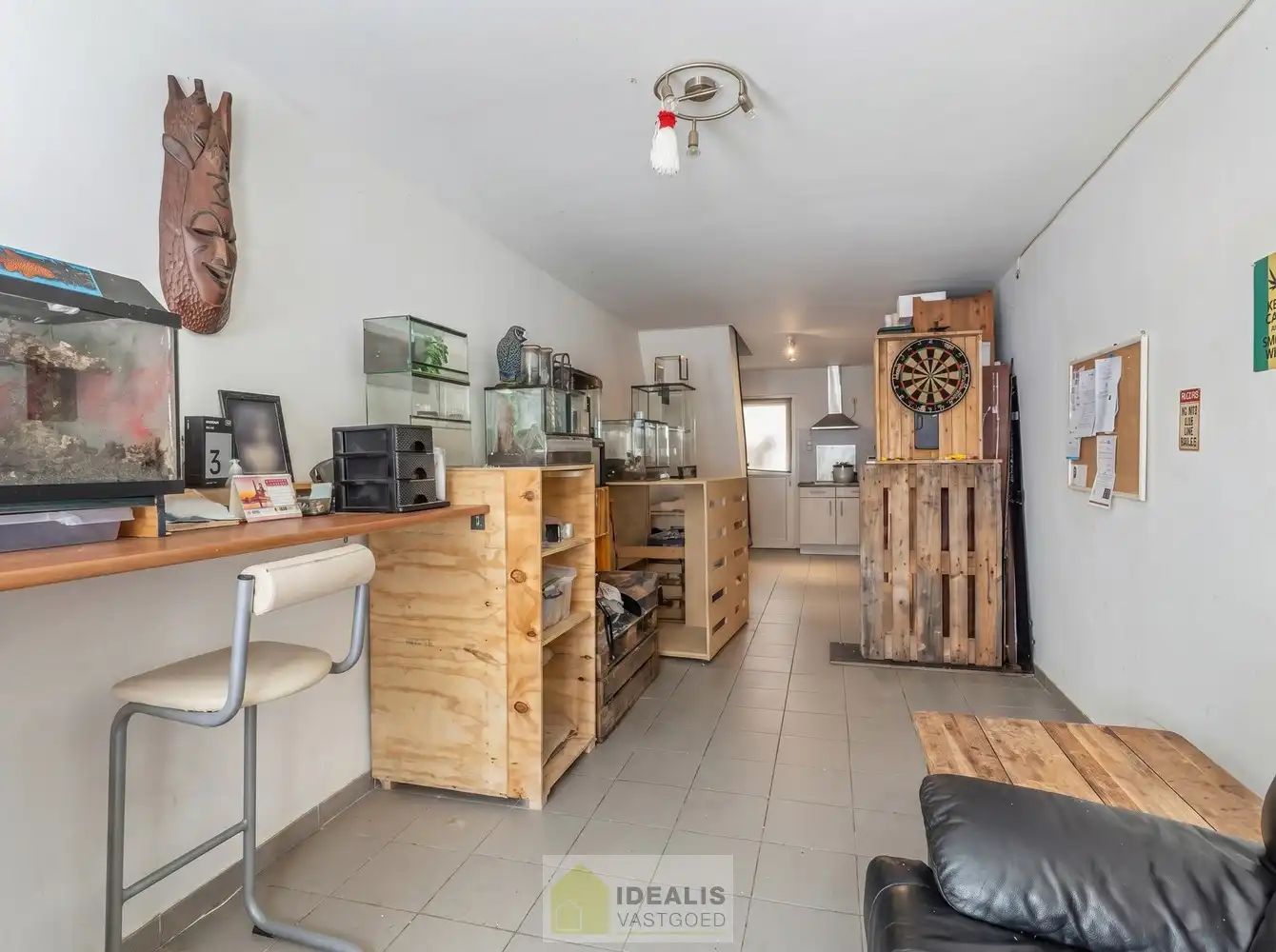 IDEALIS VASTGOED – CHARMANTE EENGEZINSWONING TE WIJCHMAAL, PEER! Deze woning omvat ca. 70m² bewoonbare oppervlakte op een perceel van ca. 1a33ca met op het gelijkvloers woonkamer en keuken en op de verdieping slaapkamer, nachthal en badkamer. Uiterst geschikt voor kandidaten op zoek naar een betaalbare woning. foto 3