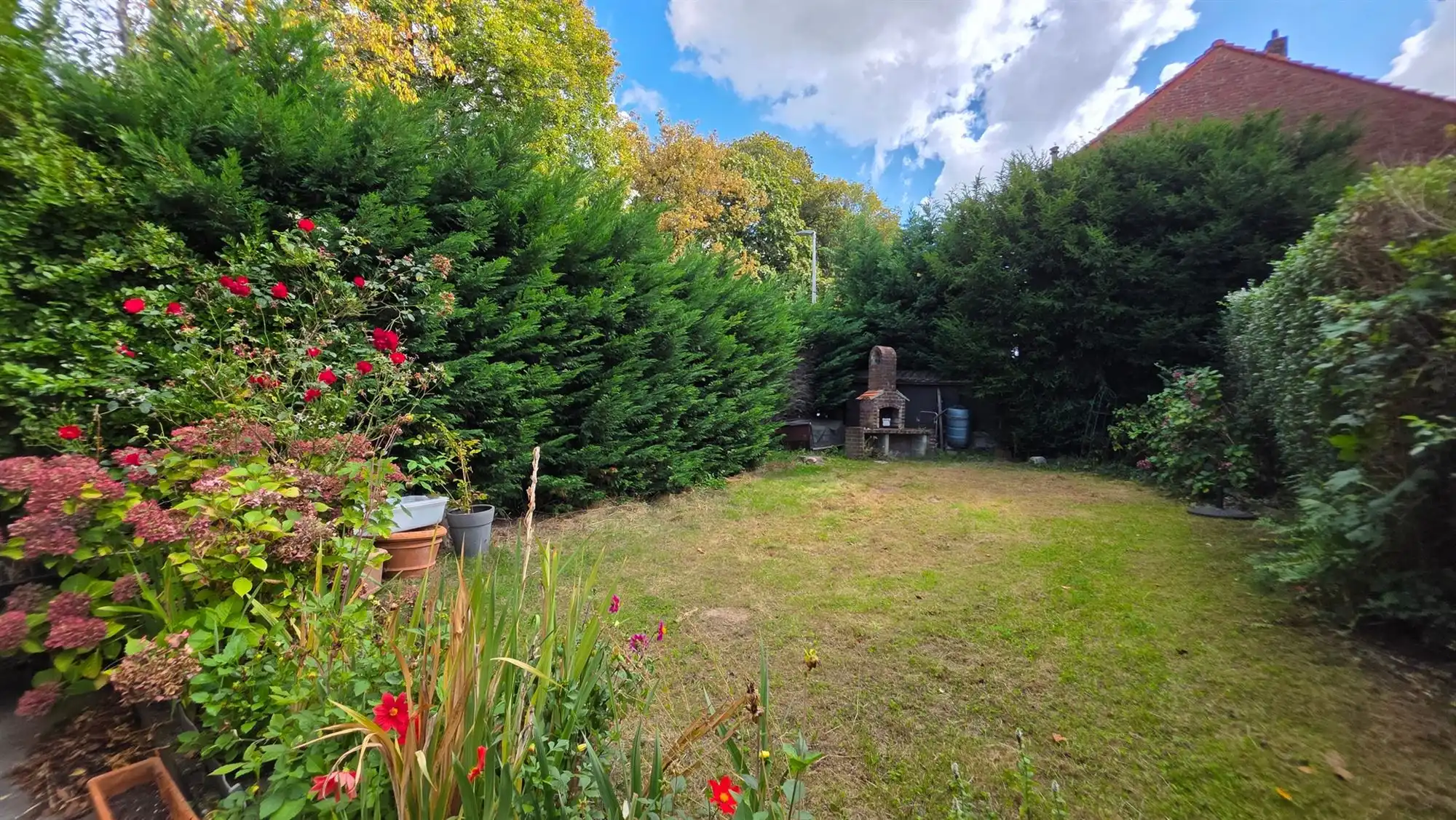 Aangename 3-gevel woning met tuin foto 28