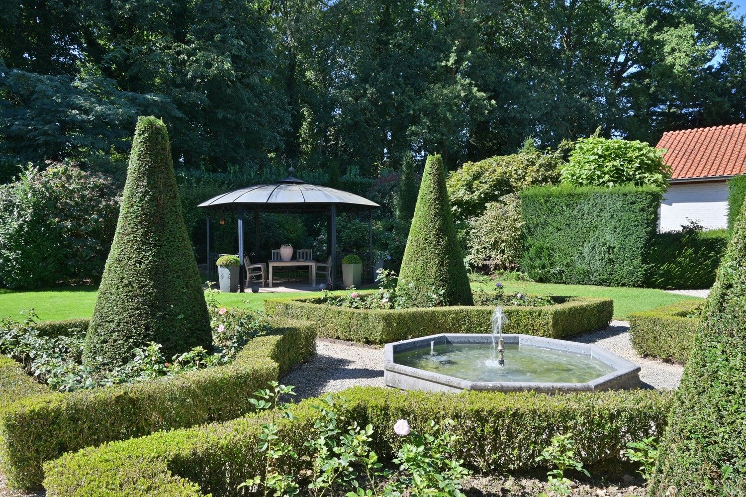 Exclusief afgewerkte villa met parktuin en zwembad, rustig gelegen in villawijk aan bosrand Hoge Kempen foto 29