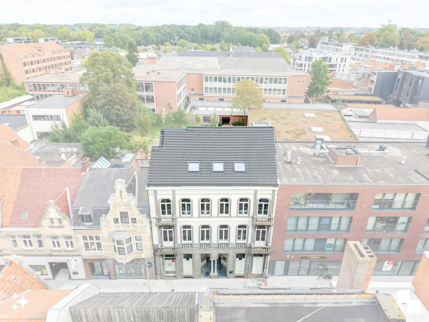 Veelzijdig handelspand met tal van mogelijkheden in hartje Izegem foto 2