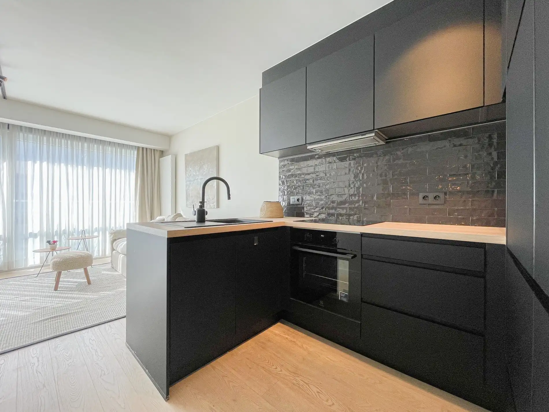 Recent tijdloos gerenoveerd appartement gelegen op de Kustlaan.  foto 9