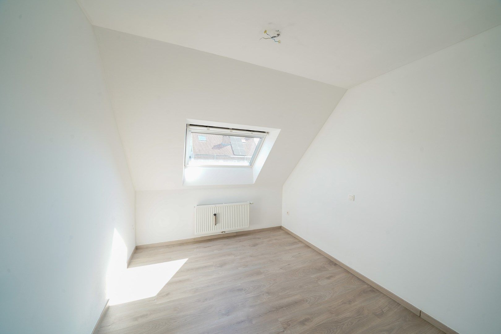 Recente en energiezuinige woning met 4 slaapkamers, ruime garage en tuin foto 12