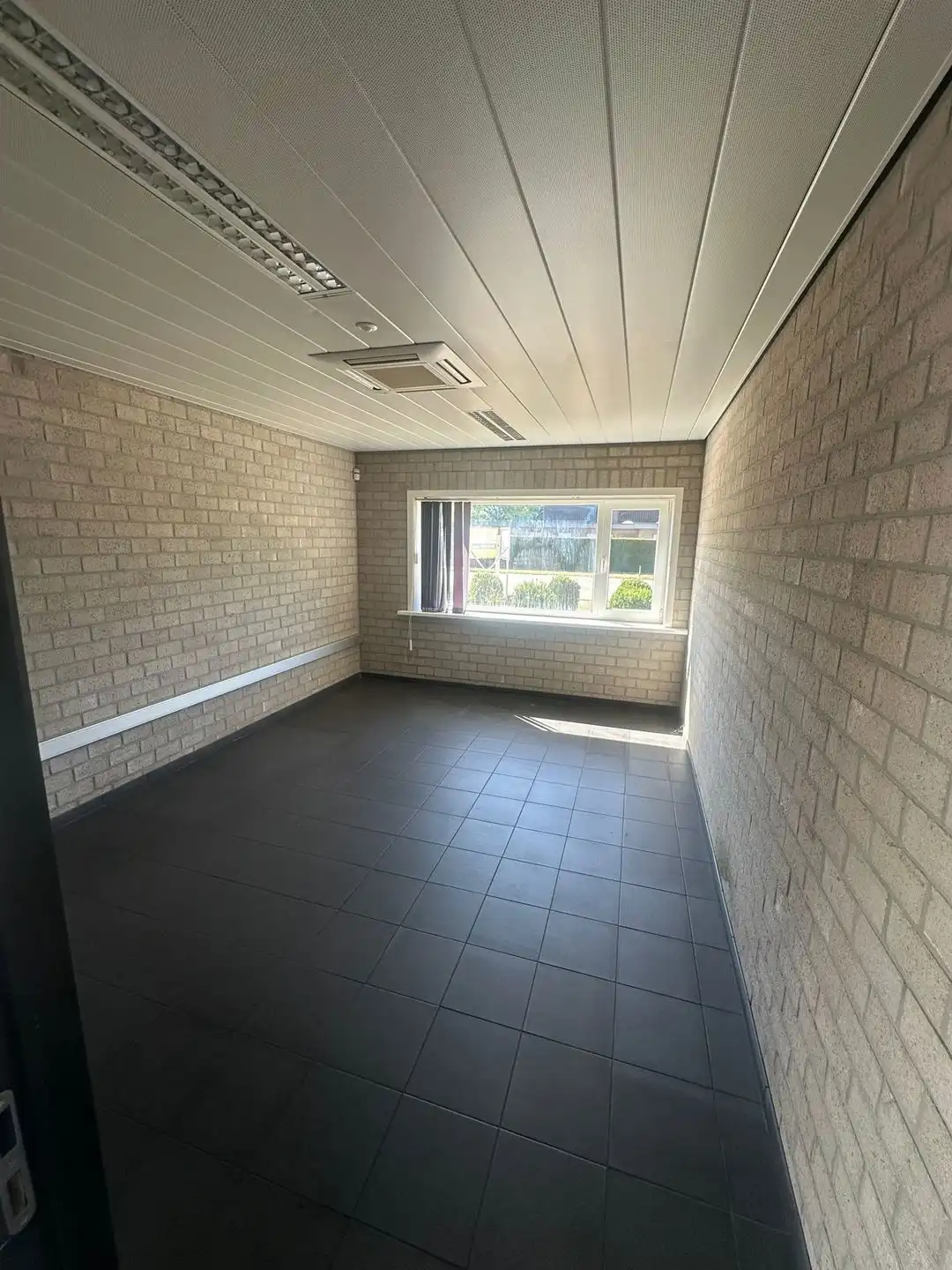 Instapklaar bedrijfspand te Verrebroek foto 3