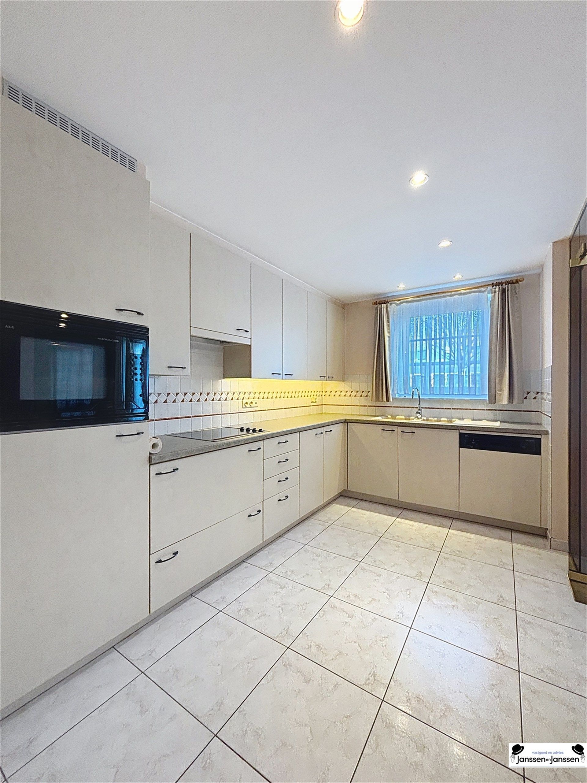 Ruim gelijkvloers appartement met topligging in Oostende foto 6