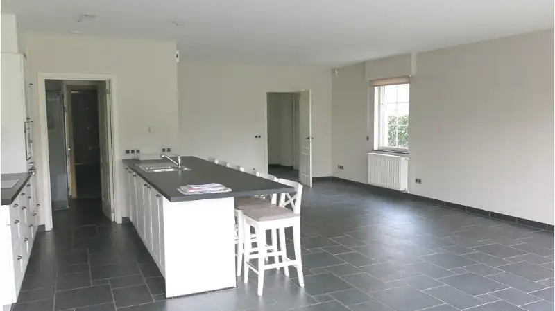 Halfopen villa-woning met Garage en Tuin te huur in Jabbeke foto 4