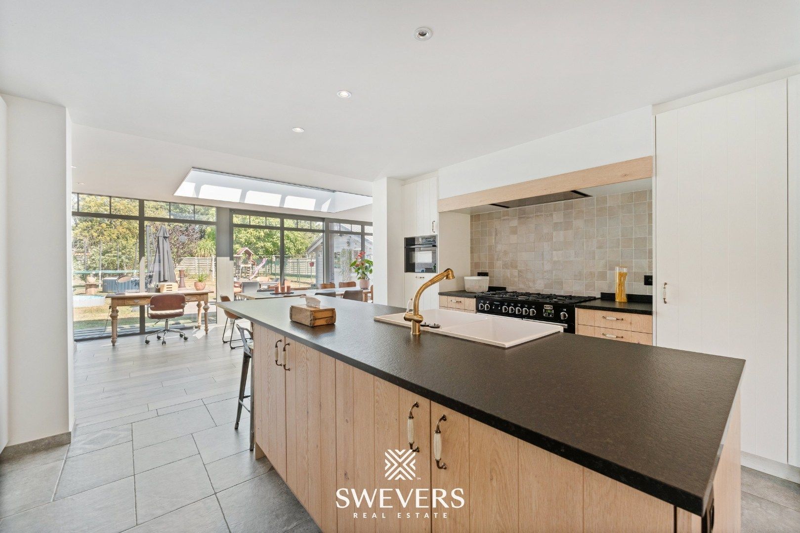 Ruime open bebouwing met nieuwe keuken en veranda foto 7