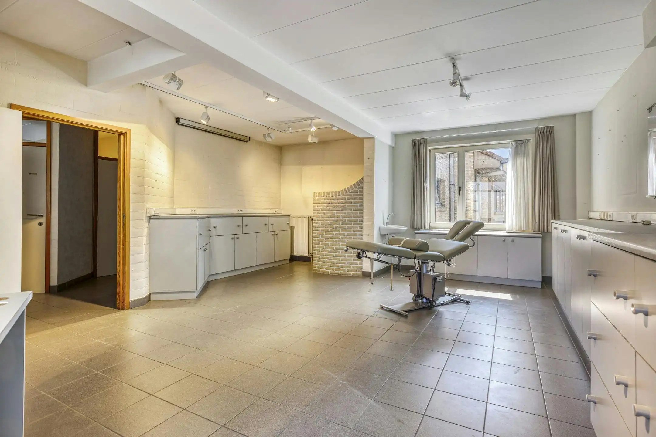 Ruime woning met 5 slaapkamers, tuin en garage te Lo-Reninge. foto 2