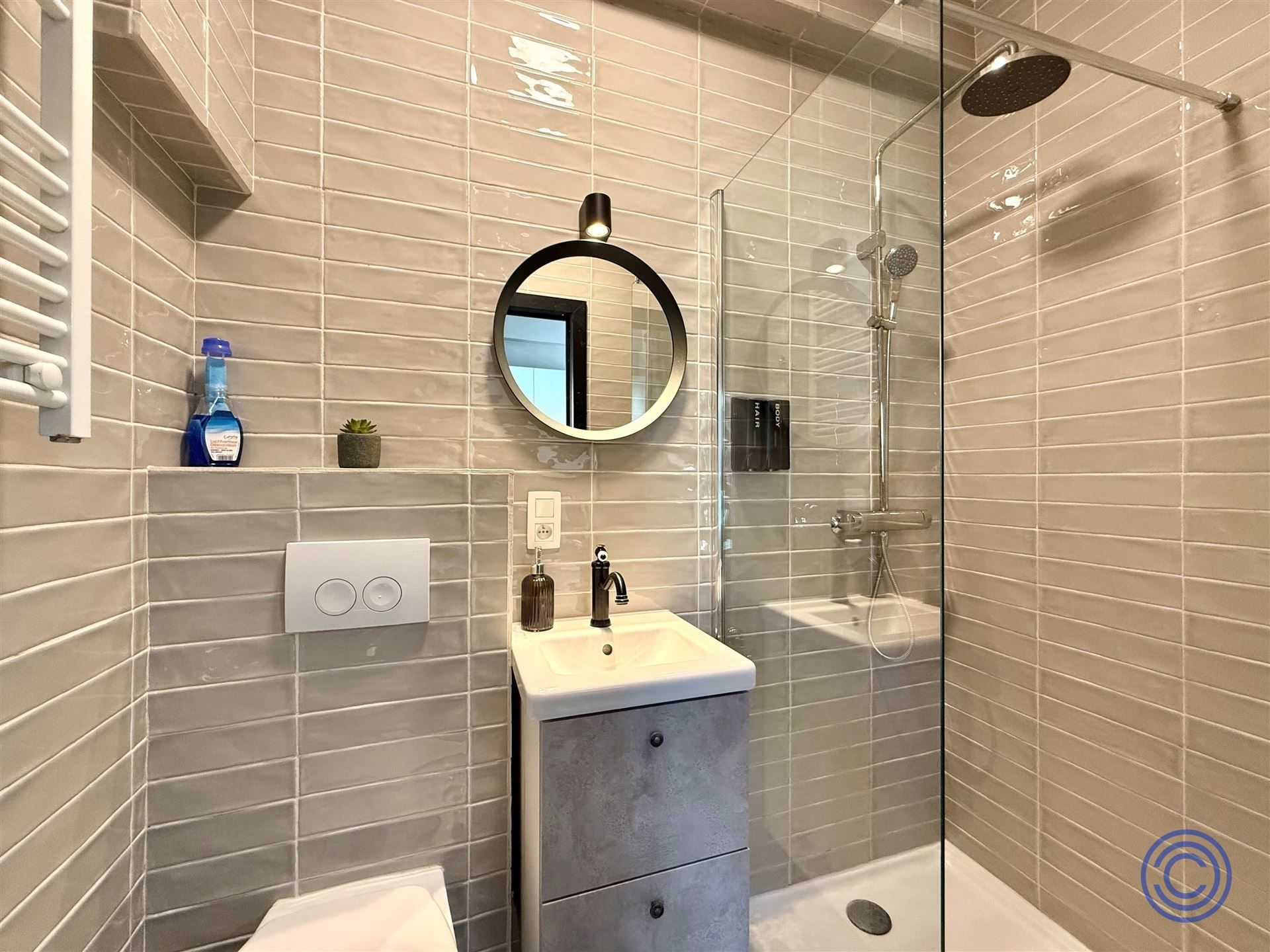 Appartementsgebouw met een handelspand en 3 logies op centrale locatie! foto 3