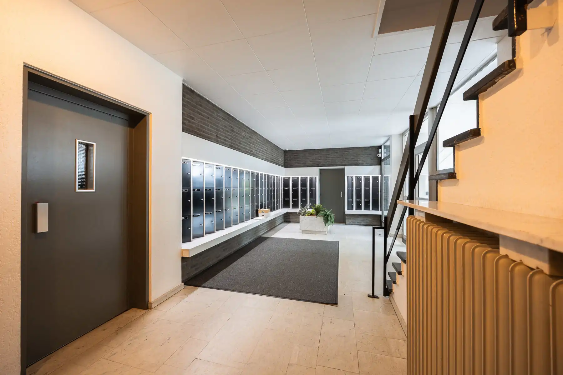 Lichtrijk appartement met parking in hartje Merksem foto 2