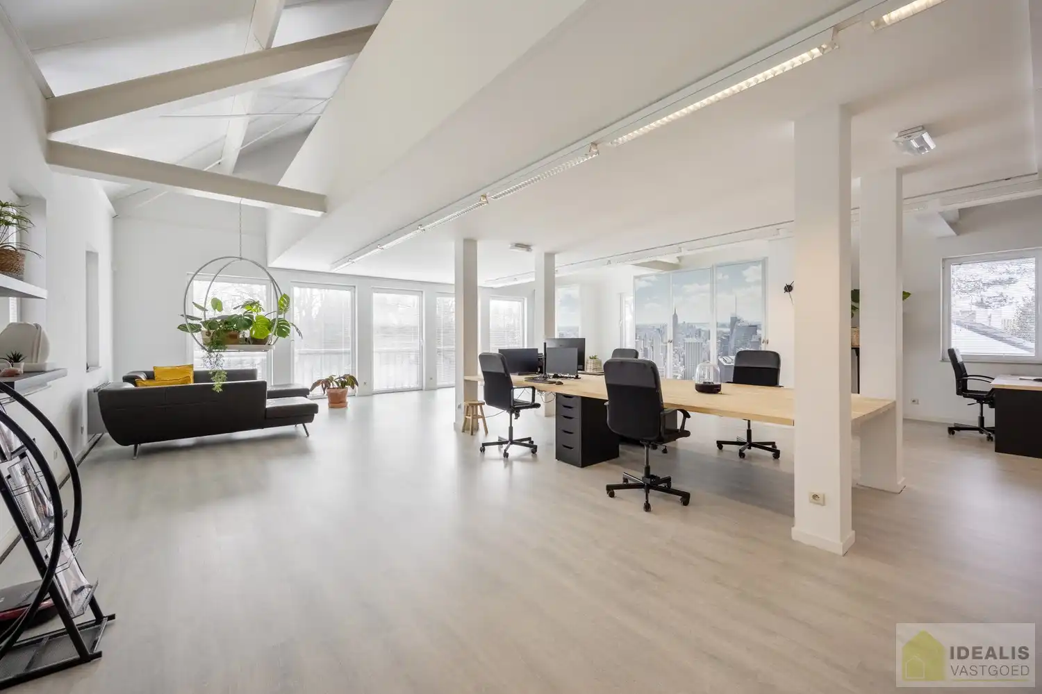 STATIG, STRAK EN UITERST RUIM COMPLEX MET HOOGSTAANDE AFWERKING EN OOG VOOR DETAIL. MOMENTEEL VOORZIEN VAN 3 SLAAPKAMERS, RIANTE LEEFRUIMTES ÉN UNIEKE LANDSCAPE KANTOORRUIMTES OP RESIDENTIËLE DOCH GUNSTIGE LOCATIE!! Dit exclusieve complex omvat maar liefst +-400m² netto bewoonbare oppervlakte! Kenmerkend aan dit statige pand is de unieke voorgevel die bezet is met keramische kunst van Pieter Stockmans. Gelegen op een residentiële locatie in een rustige woonstraat doch op enkele minuten van het centrum van Genk! foto 37