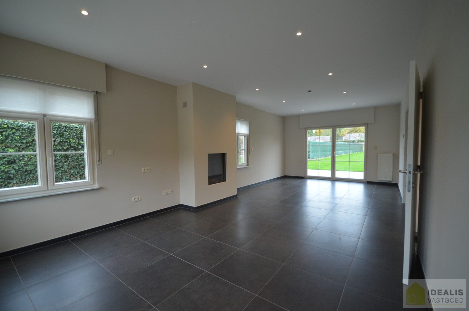 LUXUEUS AFGEWERKTE VILLA IN ZEER GOEDE STAAT! Deze ruime woning omvat o.a. een grote leefruimte, ruime keuken met bergplaats, wasplaats, 3 slaapkamers, ruime badkamer, inpandige garage en bergzolder! De villa is gelegen op een perceel met een opp. +/-13a dat volledig is aangelegd en omheind! Zeer geschikt voor kandidaten op zoek naar een rustig, doch centraal gelegen instapklare woning. foto 6