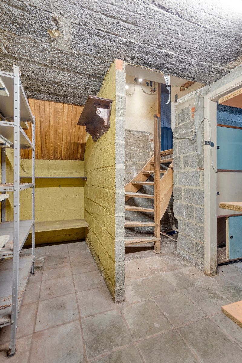 Te renoveren woning met 3 slaapkamers en tuin. foto 24