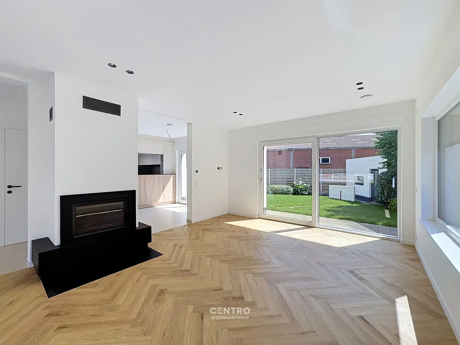 Gerenoveerde woning met 4 slpks, ZUIDger. tuin en ruime garagebox! foto 3