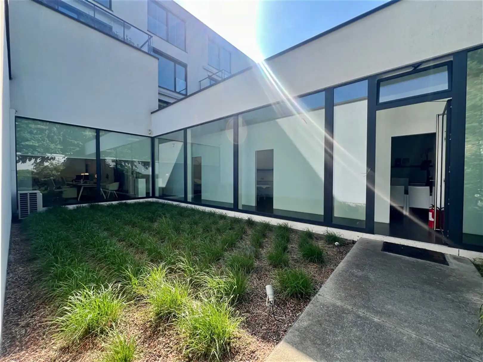 Modern gelijkvloerskantoor-/praktijkruimte te huur langs de Coupure foto 11