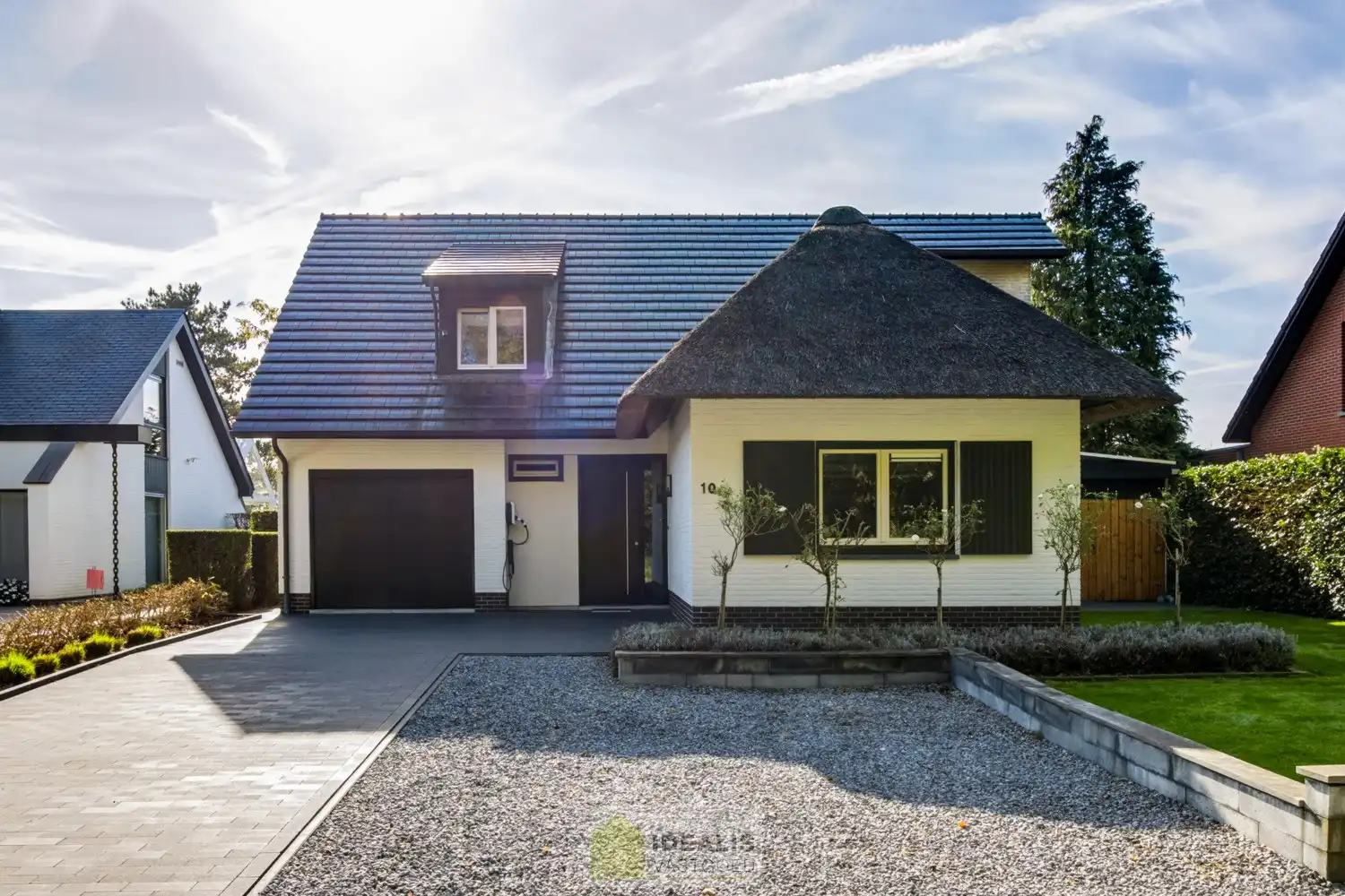 IDEALIS VASTGOED – EEN HUIS OM VERLIEFD OP TE WORDEN! DEZE PRACHTIGE INSTAPKLARE (LEVENSBESTENDIGE) VILLA MET EEN HEERLIJKE LICHTRIJKE LEEFRUIMTE VOORZIEN VAN EEN OPEN KEUKEN, 5 SLAAPKAMERS, 2 BADKAMERS, EEN PERFECT AANGELEGDE TUIN IN ALLE PRIVACY, UITGERUST MET EEN GOED VOORZIENE BUITENKEUKEN EN BIJGEBOUWEN INGERICHT VOOR WELLNESS (HOT TUB) EN BERGRUIMTE! EEN MUST VISIT VOOR ZIJ OP ZOEK NAAR MOOIE HUIZEN! foto 2