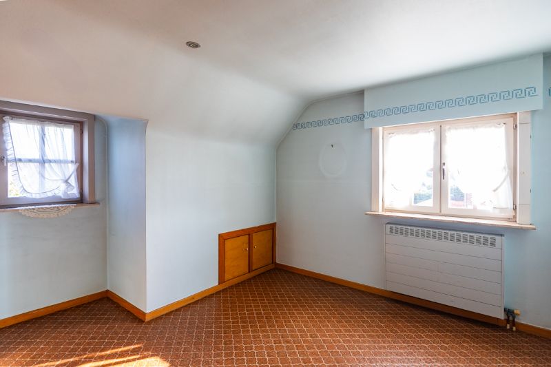 Residentieel gelegen, te moderniseren villa (kant Heule) met 4 slaapkamers, bureau, oprit voor 4 auto's, grote tuin...op 880m² (energielabel D) foto 8