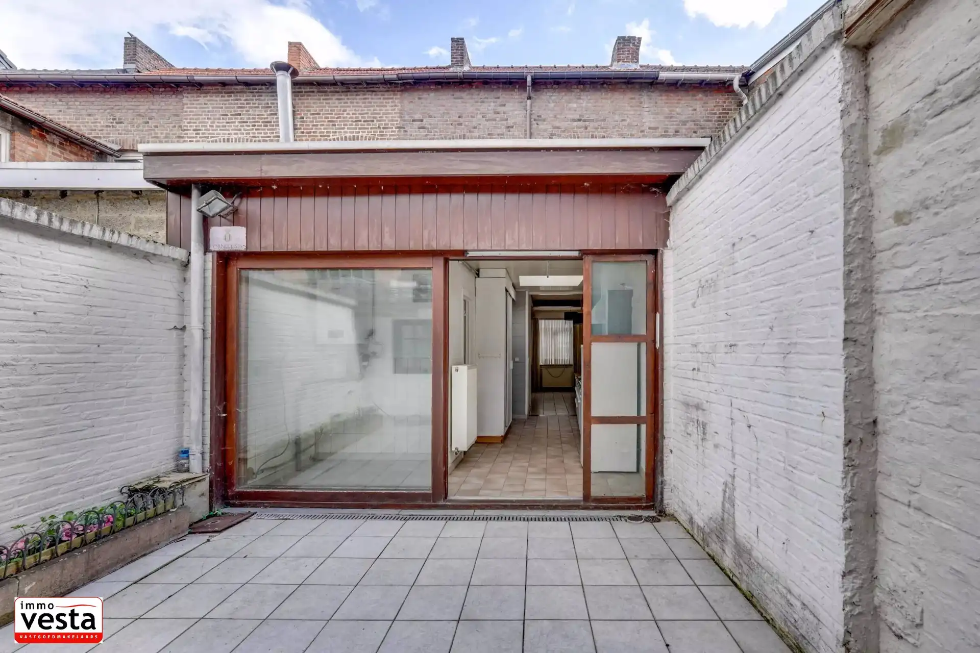 Op te knappen stadwoning op goede locatie foto 17