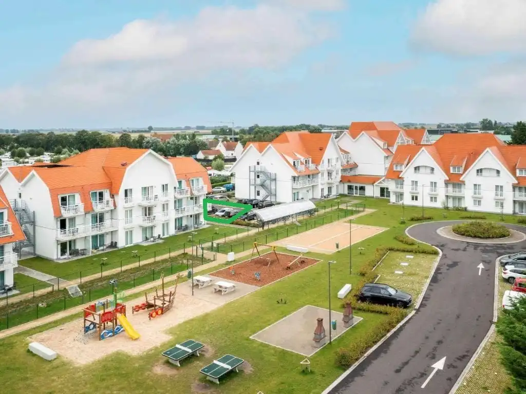 Drie autostandplaatsen deel uitmakend van een mooi hotel gelegen in Nieuwpoort- Sint-Joris foto {{pictureIndex}}