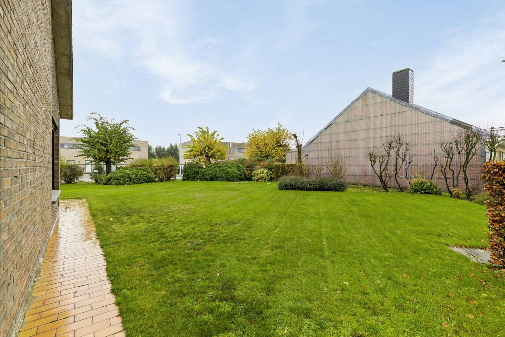 Bouwperceel voor halfopen huis van ca. 355m² te Waregem foto 2