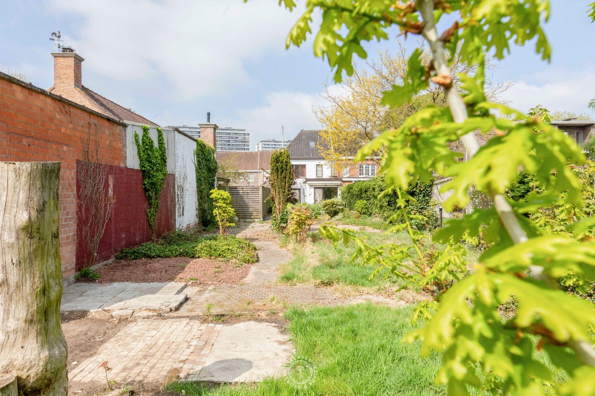 Halfopen gezinswoning met oprit en diepe tuin op centrale locatie foto 10
