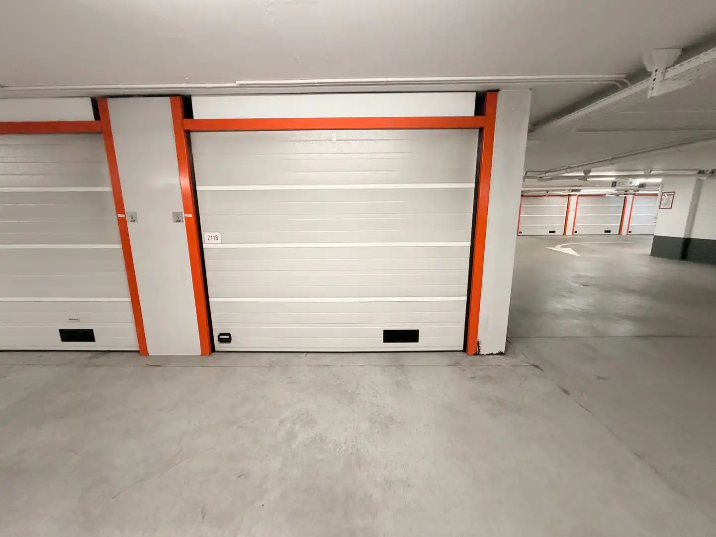 Gesloten garagebox te huur gelegen aan de Minigolf in het Zoute. foto 2