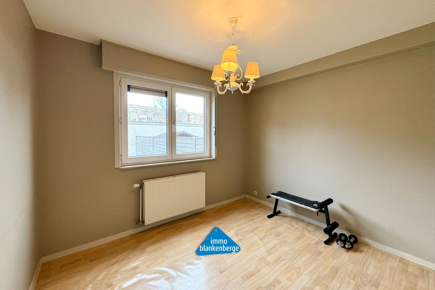 Ruim gelijkvloers appartement met voortuin en autostaanplaats foto 10