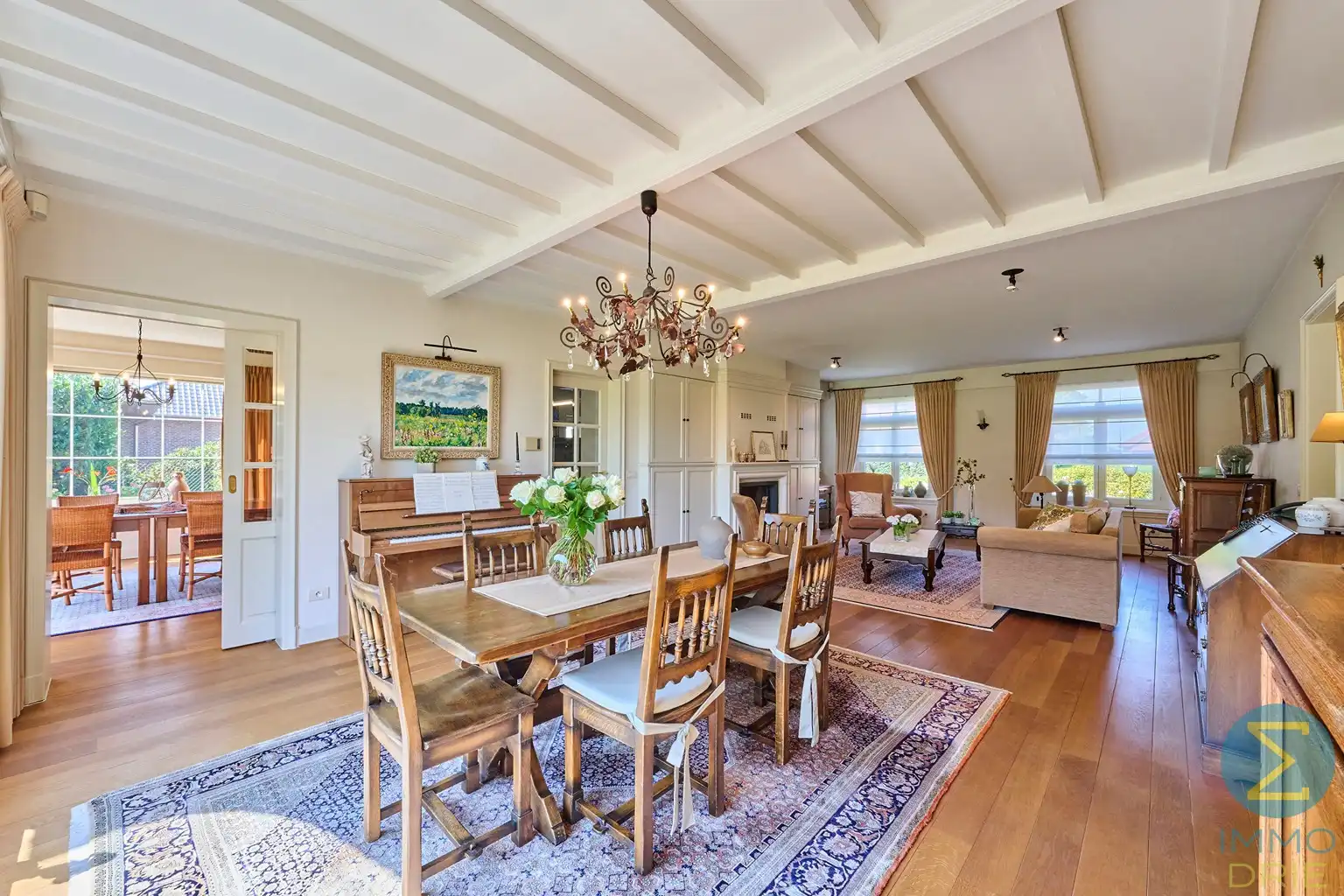 Exclusieve villa met bijgebouwen op 6.660m² grond foto 8