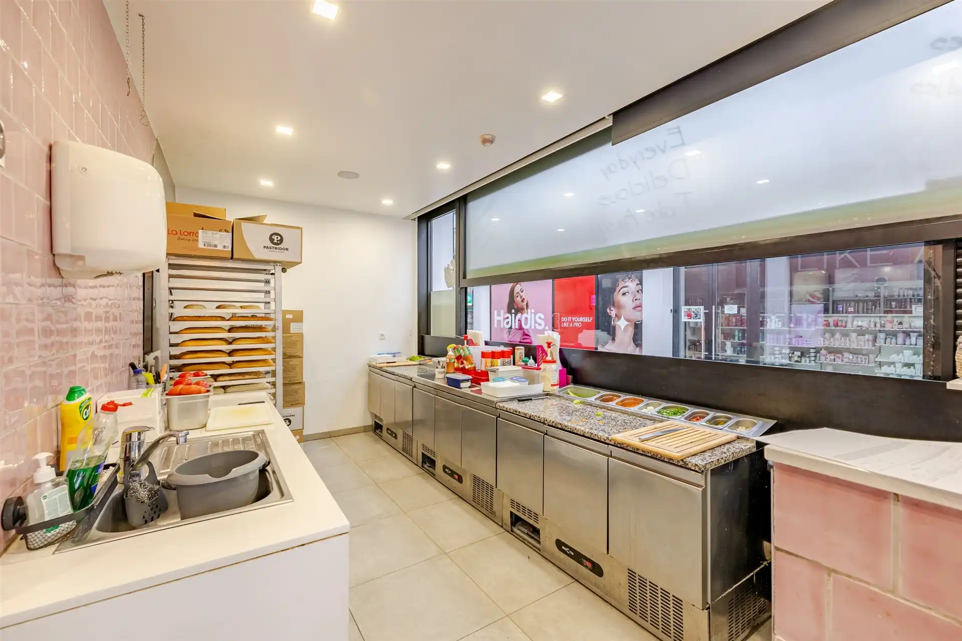 Overname: succesvolle broodjeszaak met topligging in het centrum foto 6