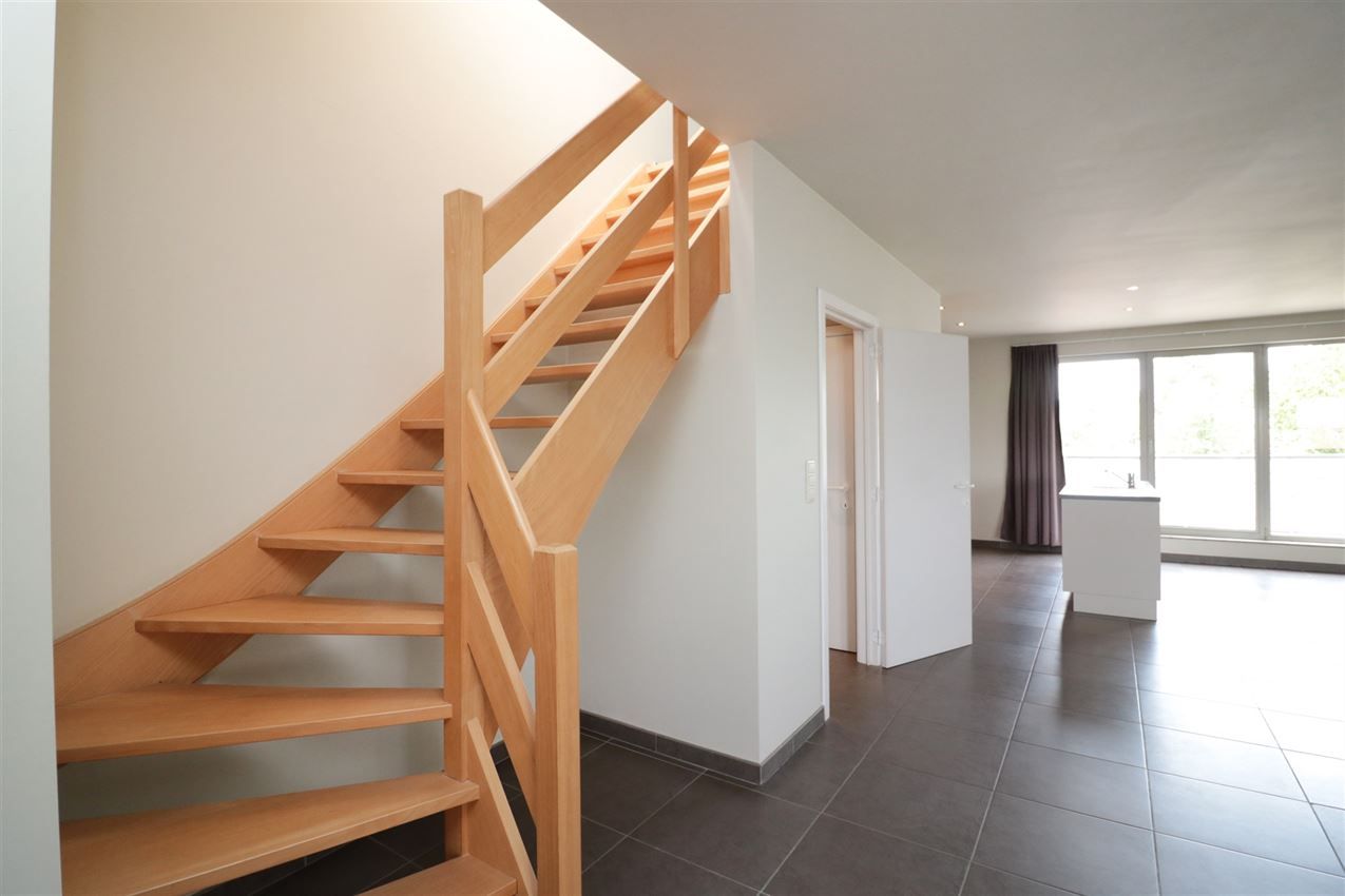 Duplex appartement op 2e verdiep (lift) met 2 slpk., mooi groot terras en dubbele garage   foto 12