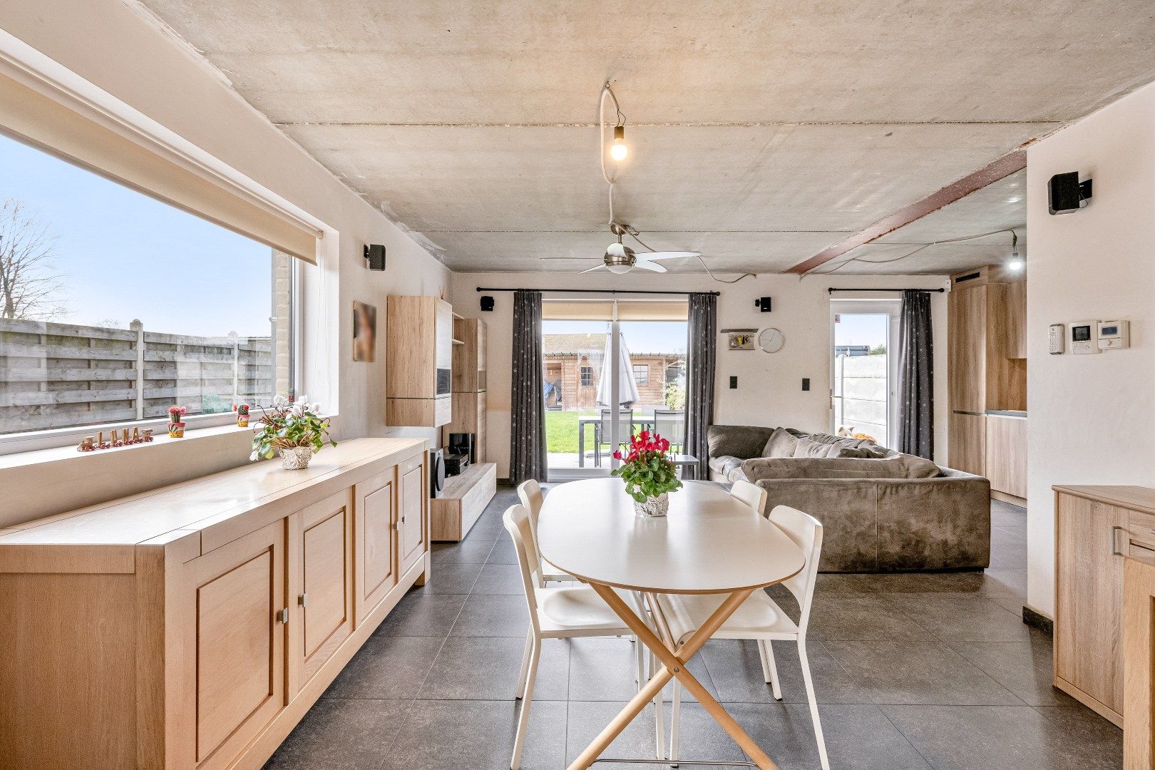 Moderne halfopen bebouwing met garage en tuin foto 5