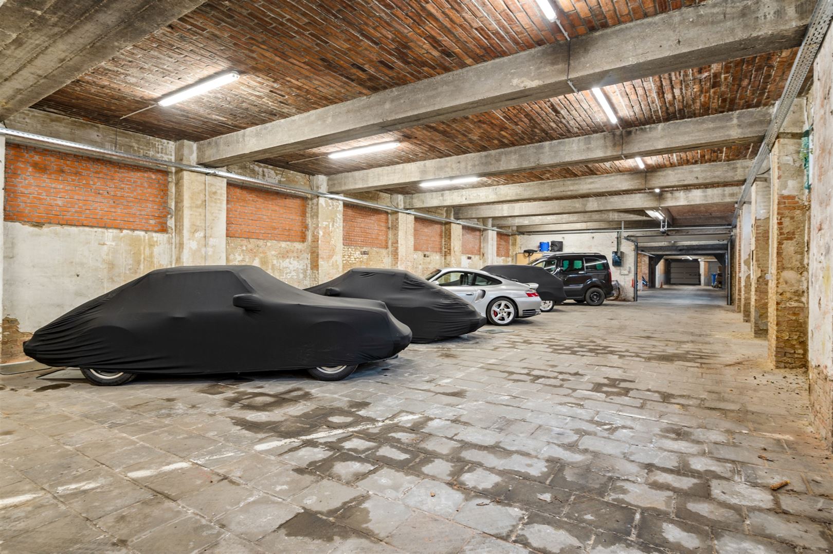 Magazijn ca. 275m2 gelegen achter appartementsgebouw met verdieping foto 9