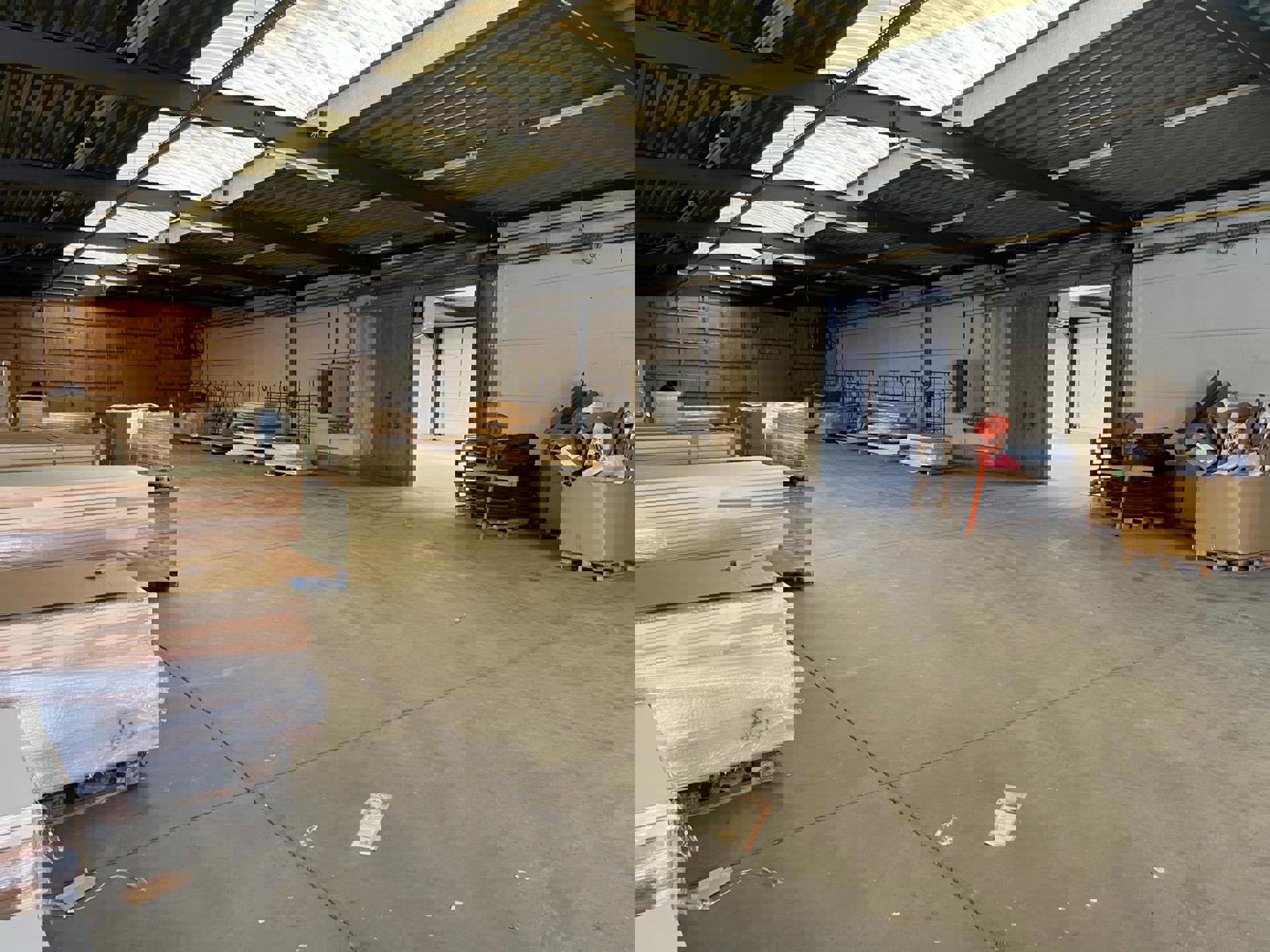 Magazijn 1020m² met kantoor te huur  foto 3