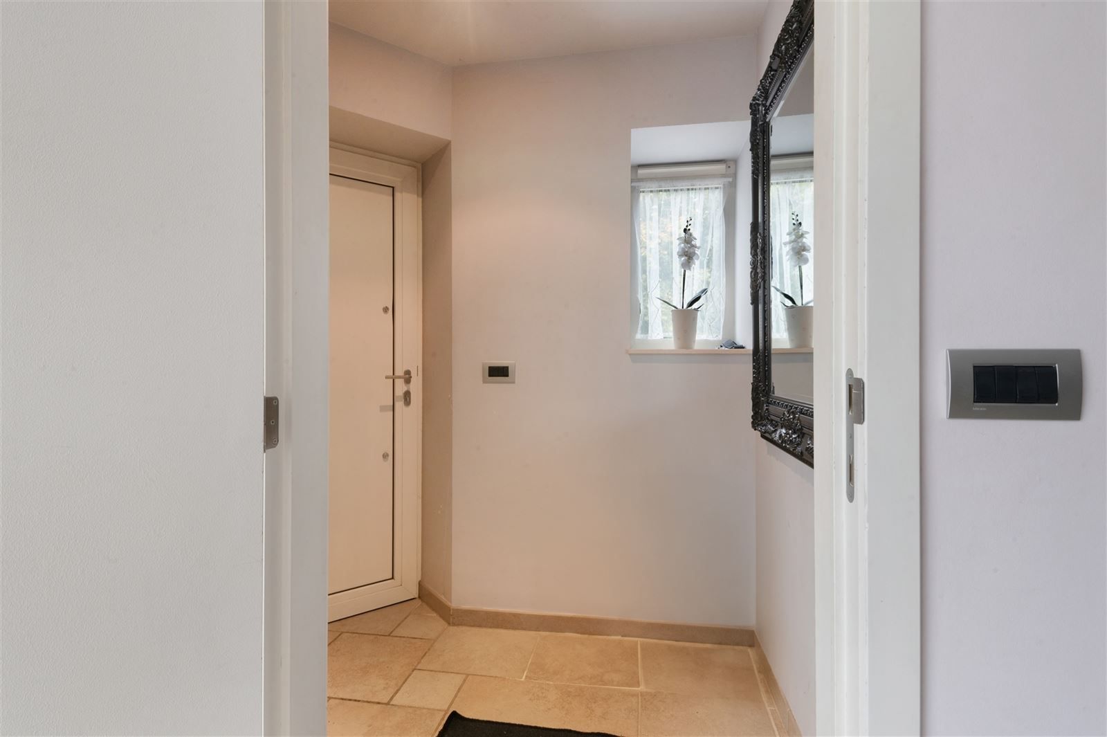 Ruime gerenoveerde gezinswoning zonder tuin foto 3