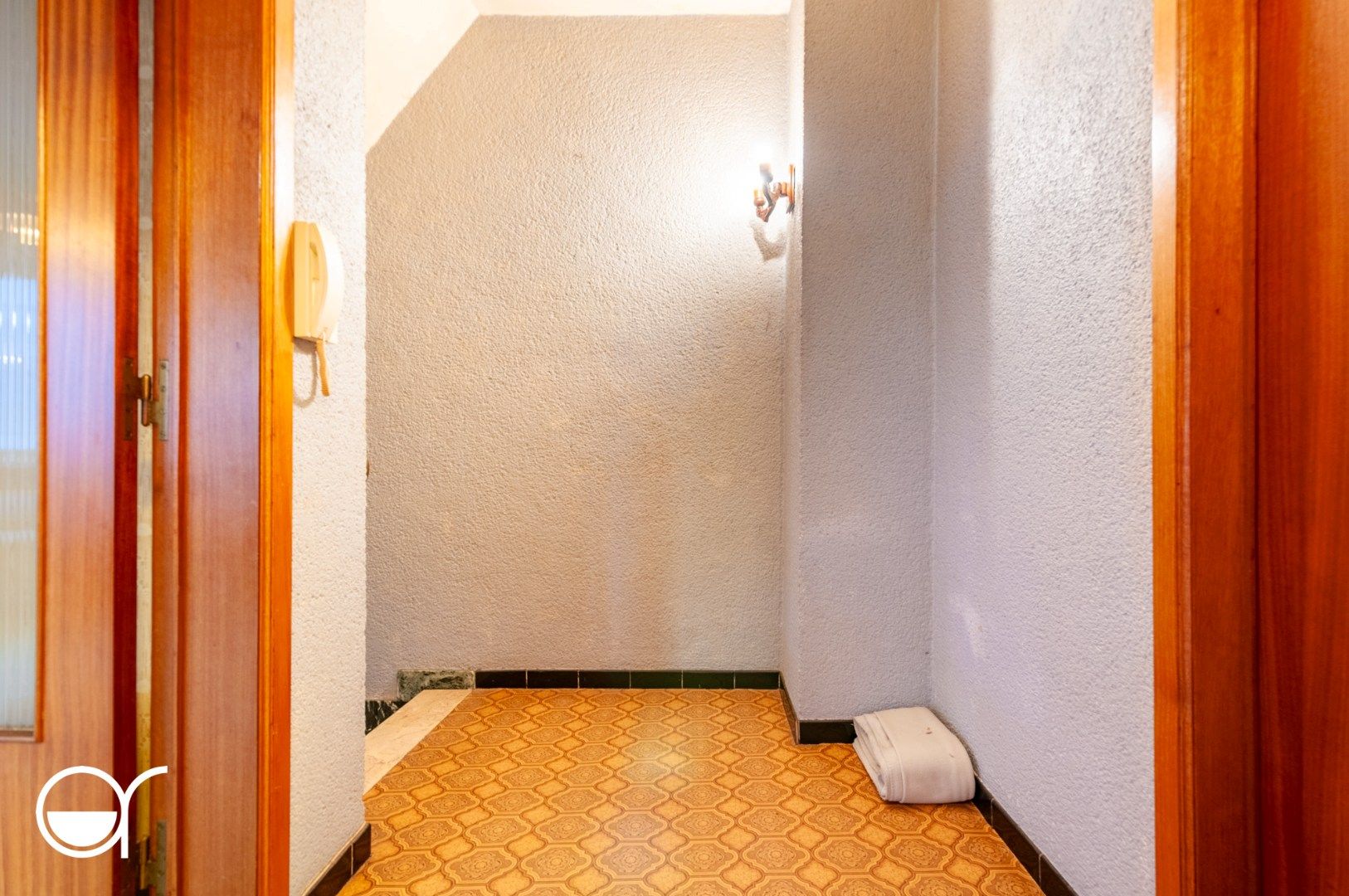 Op te frissen halfopen bebouwing met 5 garages in Mariakerke foto 7