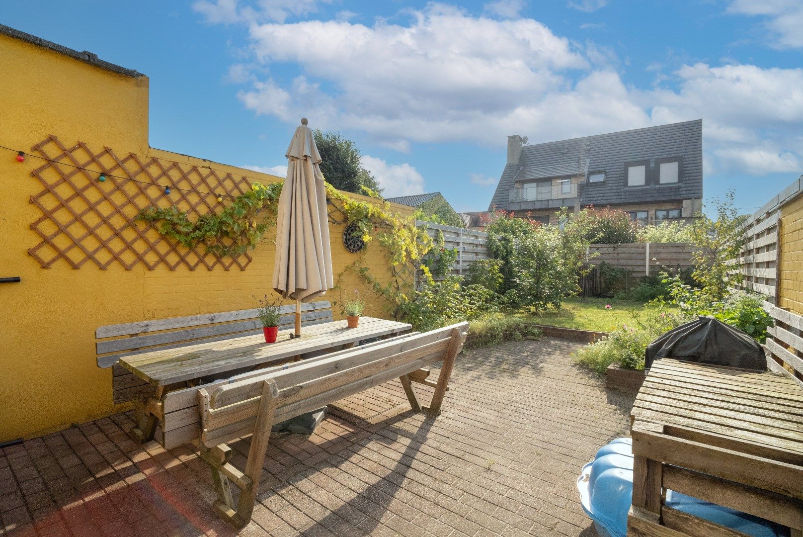 Burgerwoning met drie slaapkamers, garage en tuin foto 8