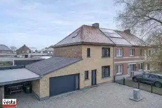Ruime gezinswoning met 4 slaapkamers foto {{pictureIndex}}