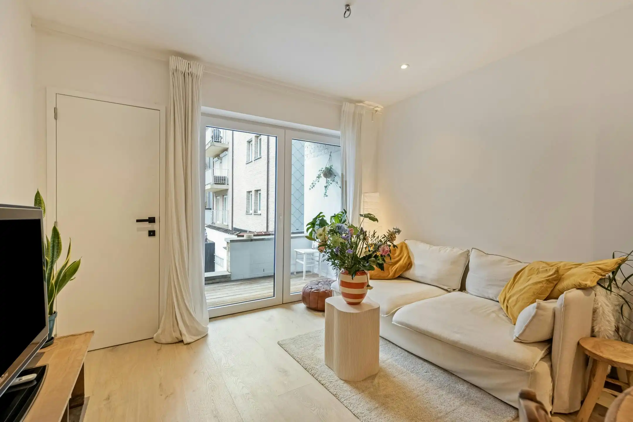 Instapklaar 2 slaapkamer appartement te koop in Heist foto 3