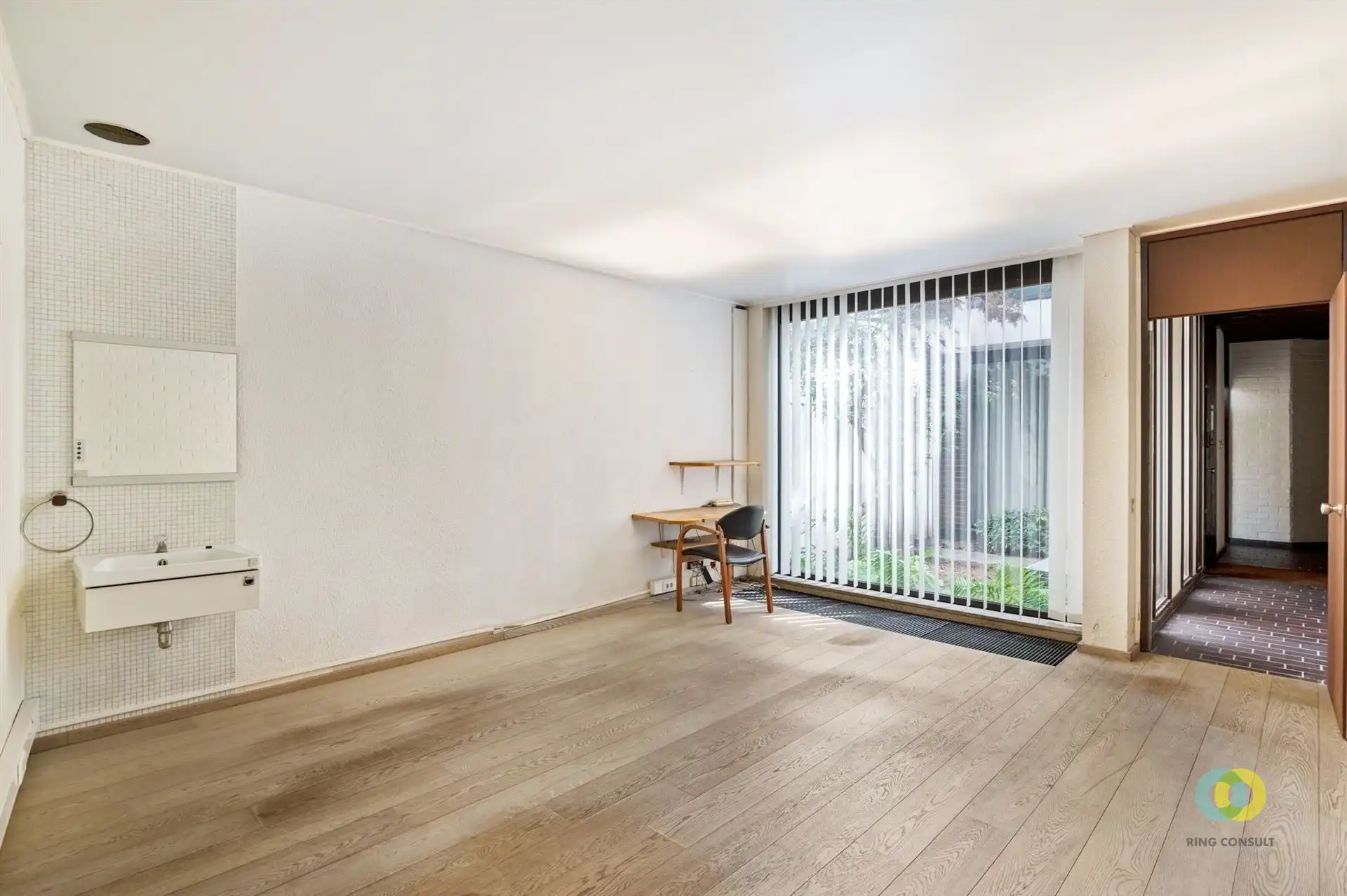 Buitengewoonhuis met kantoorruimte foto 17