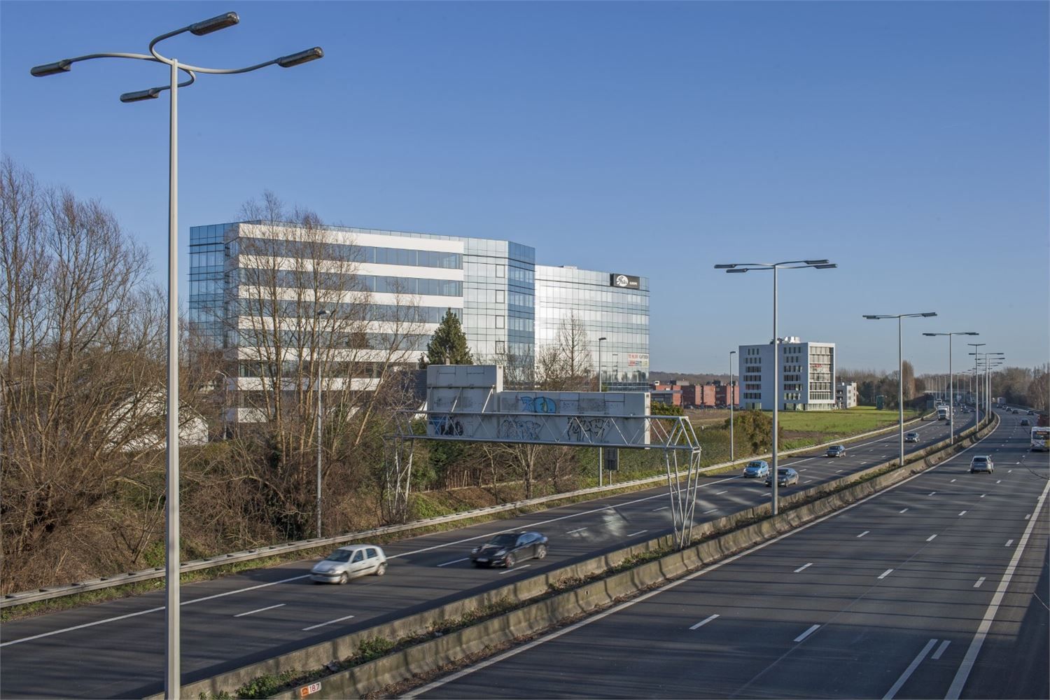 NIEUWBOUWKANTOREN MET PARKING NABIJ E40 foto 3