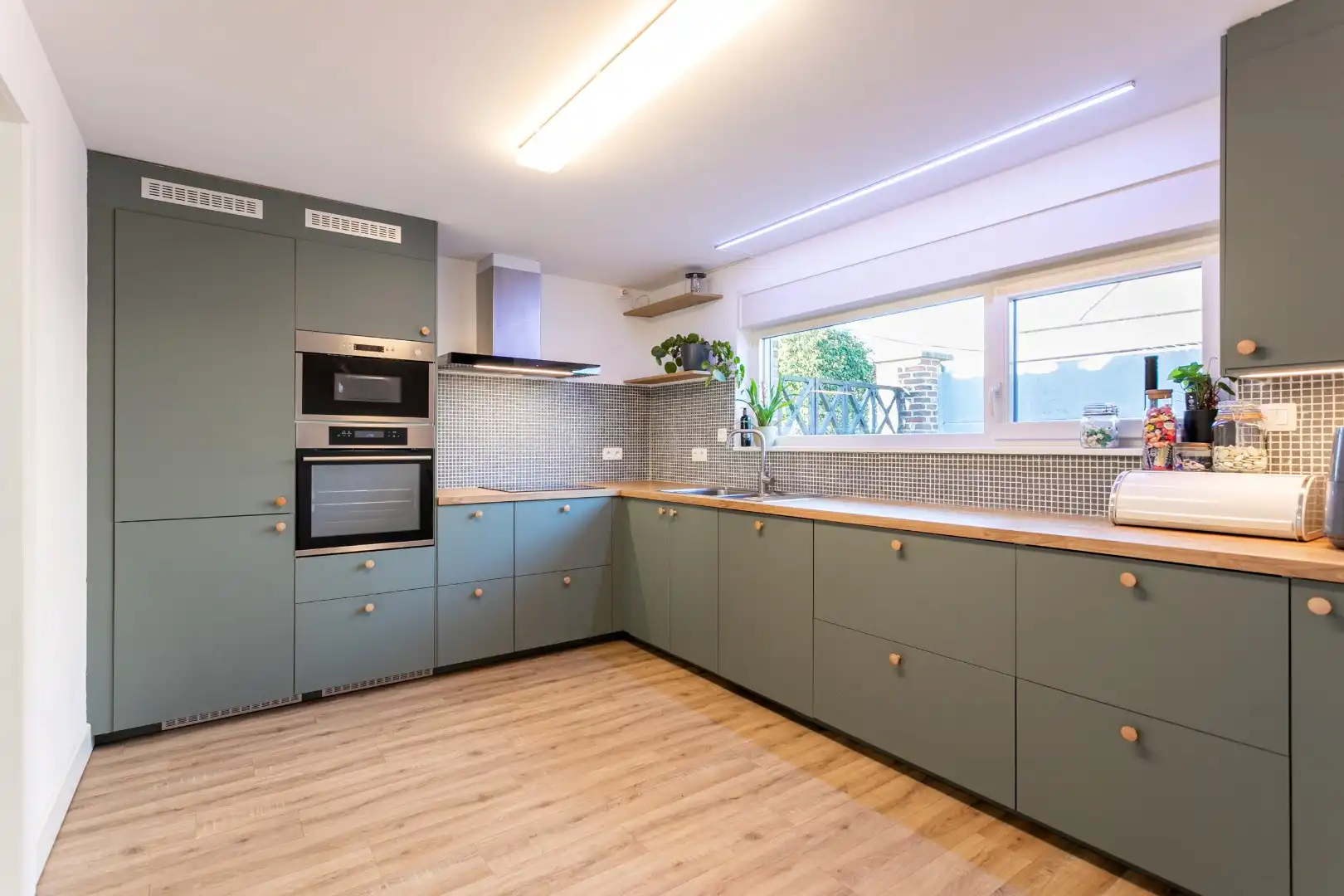 Instapklare woning met 3 slaapkamers, tuin en 2 garages.  foto 6