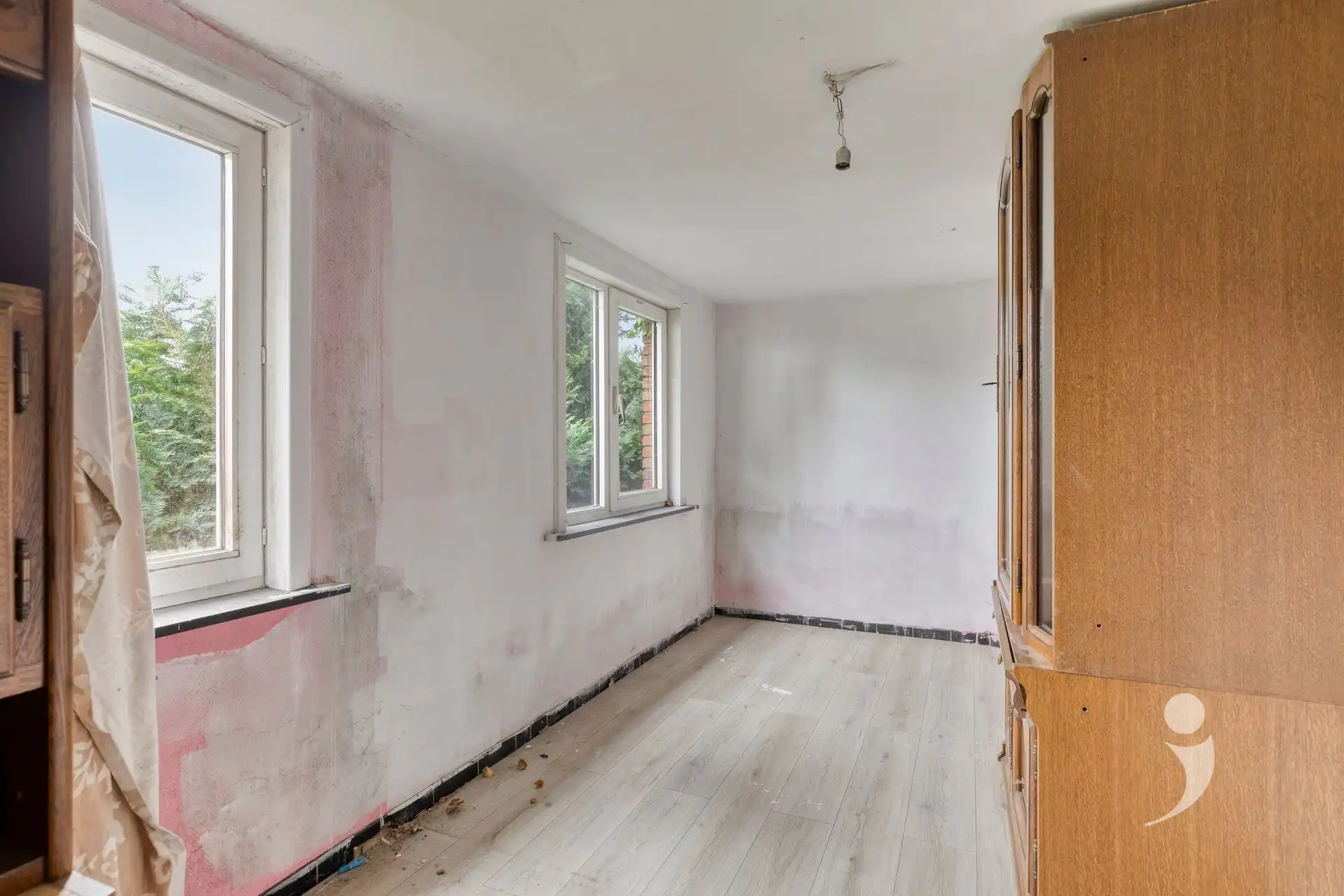 Ruime te renoveren woning met vergezicht foto 9