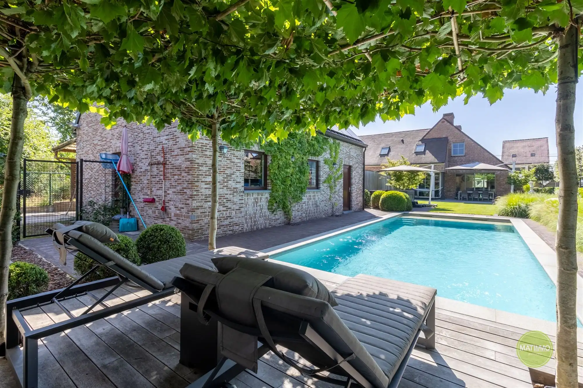 Instapklare gezinswoning met magazijn, zwembad en poolhouse  foto {{pictureIndex}}