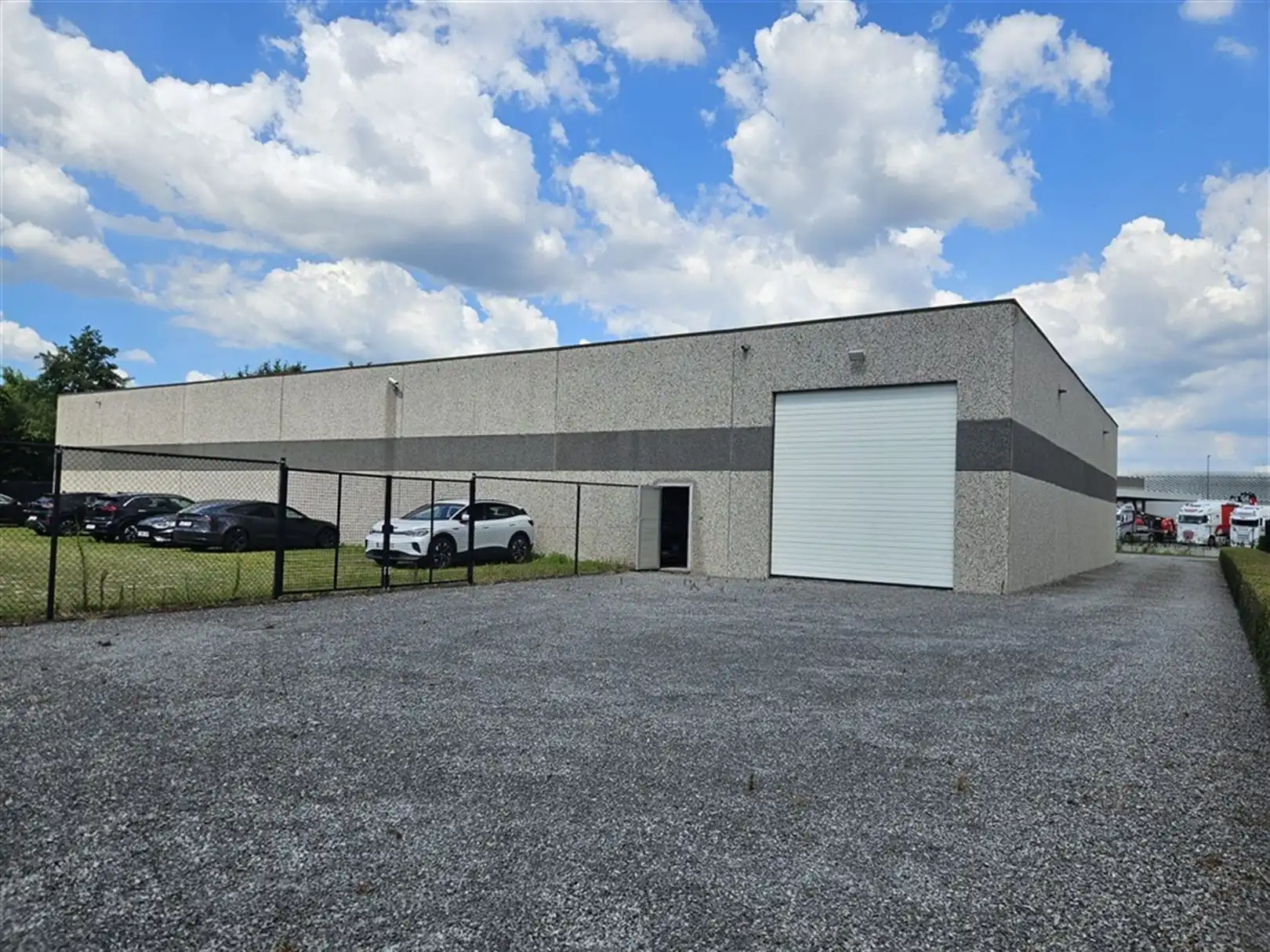 Bedrijfsgebouw met ruime parking te Waregem foto 4