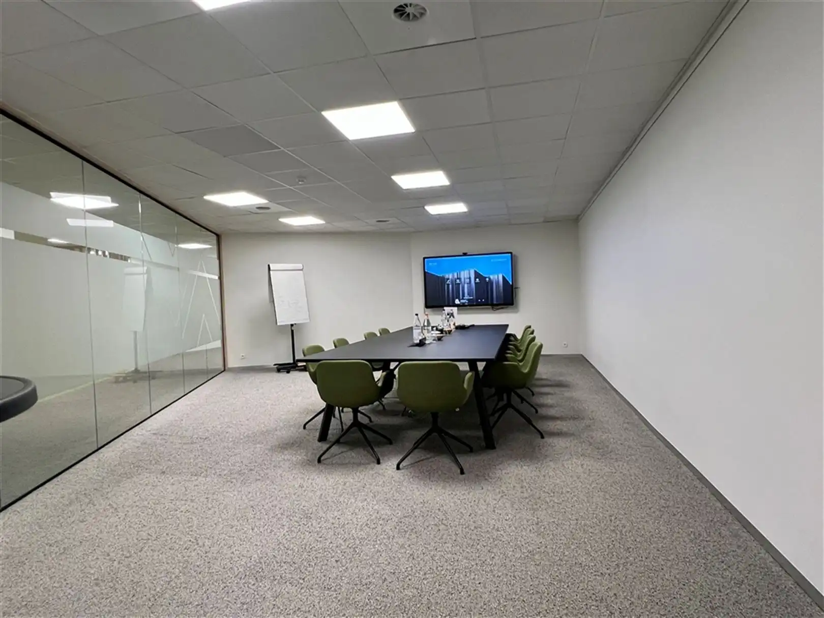 Tijdloze kantoren aan op-en afrit E40 te Sint-Denijs-Westrem foto 10