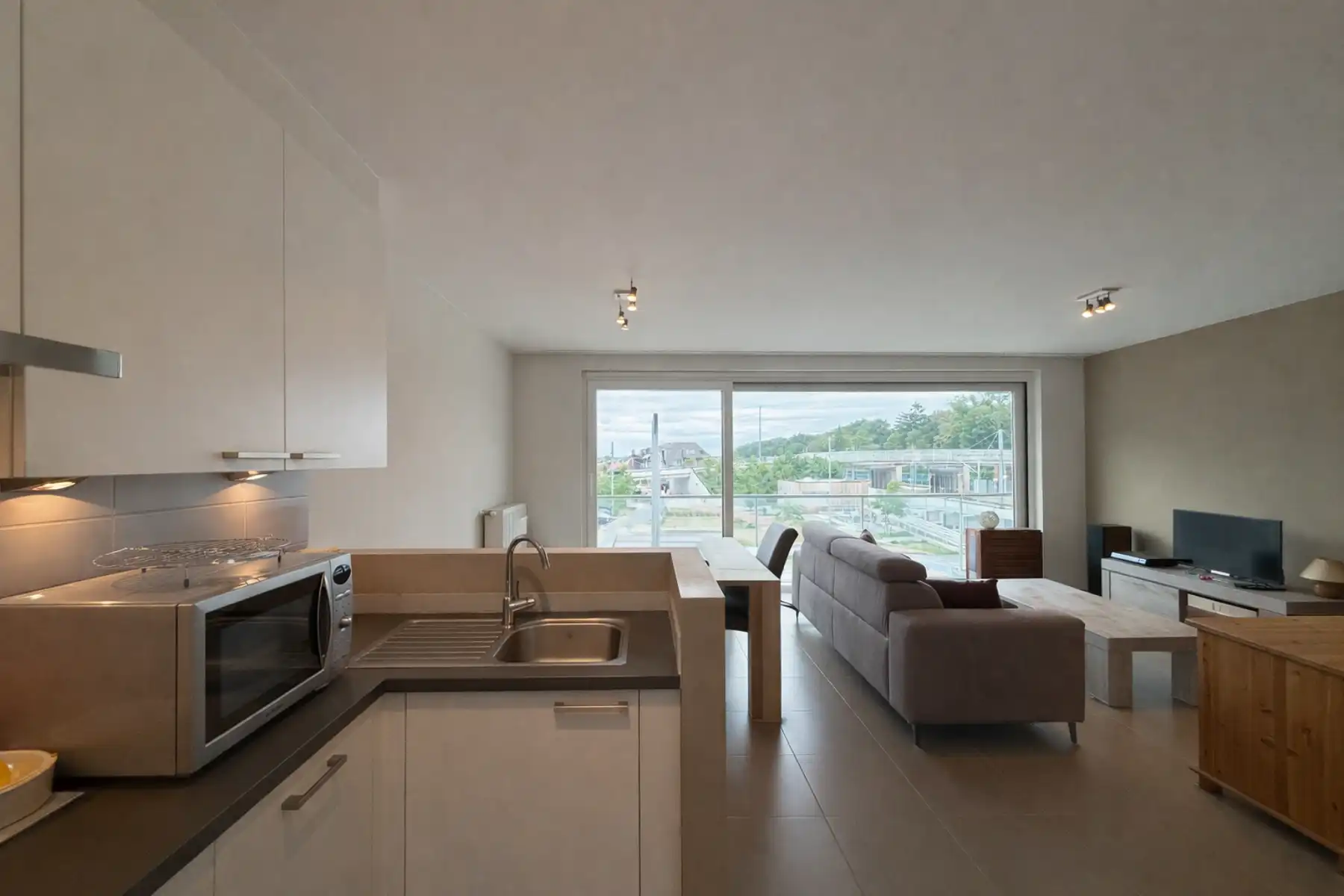 Instapklaar appartement met 2 slaapkamers en terras foto 3