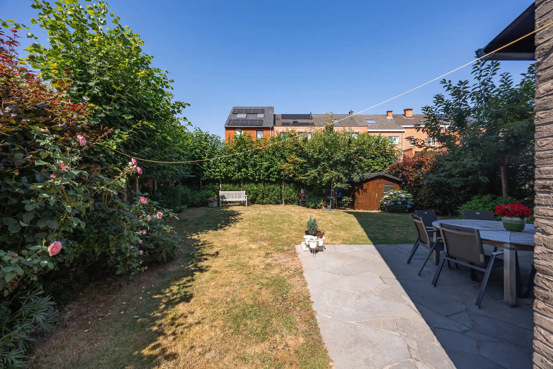 Verrassend ruime halfopen woning met omheinde tuin foto 5